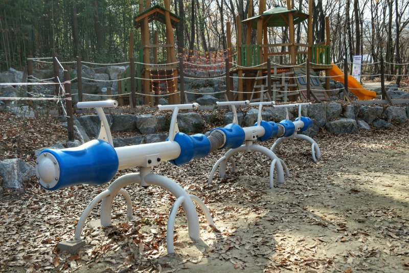 4.유아숲체험원에 설치된 놀이터.jpg