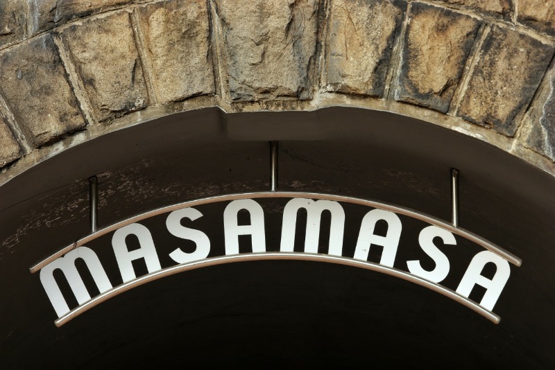 5.마사마사(masamasa) 브랜드를 로고화한 터널 입구.jpg