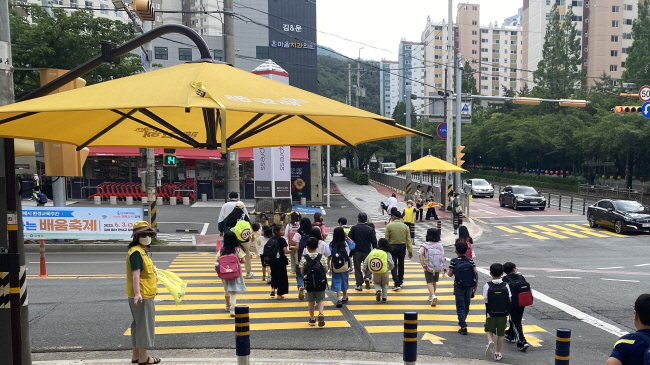 [크기변환]5.26(어린이보호구역 노란색 횡단보도 시범 운영)사진.jpg